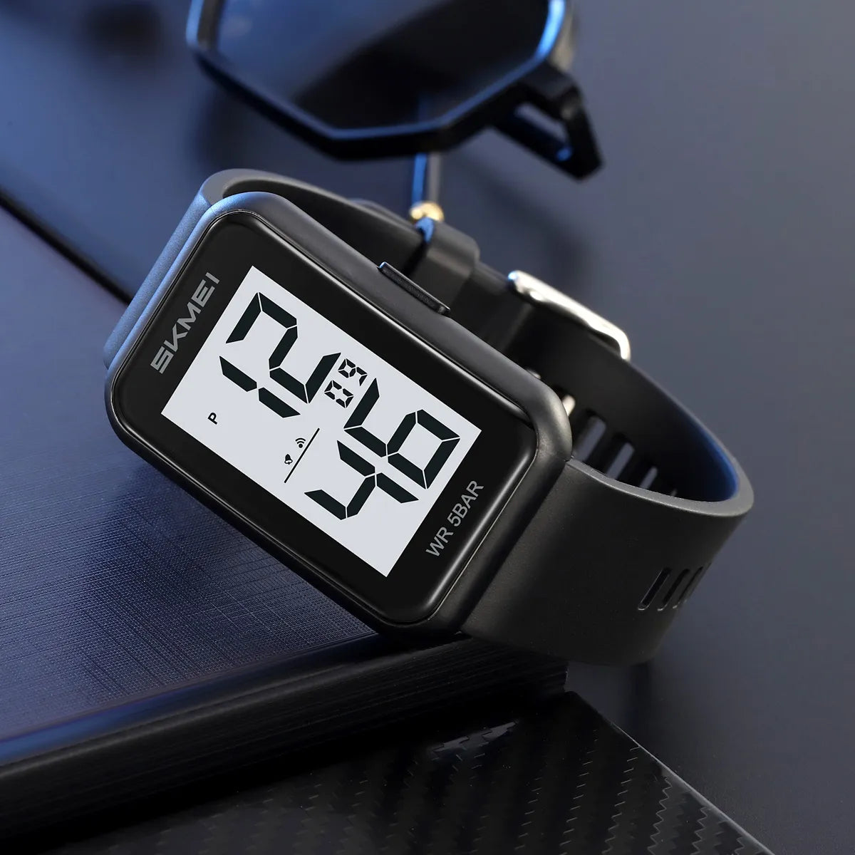 SKMEI 2510 Slim Digital Watch - black/white